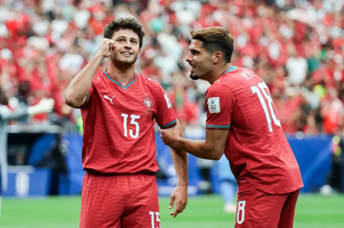 João Neves és Pedro Neto ünnepelnek a portugálok gólja után – Fotó: Leo Barrilari / Odyssey Images / AFP