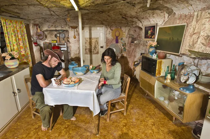 Szerb ortodox templom és a bányamúzeumban kialakított lakás Coober Pedyben – Fotó: Vdvornyk / Getty Images és Marc Dozier / Hemis / AFP