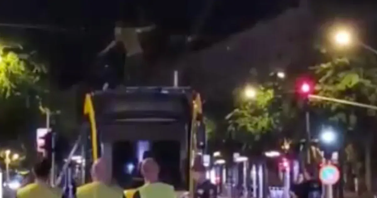 Férfi táncolt a Combino tetején Budapesten, órákig akadályozva a forgalmat