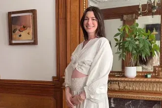 Anne Hathaway gyereket vár