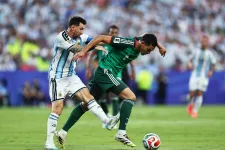 Algéria panaszt tett a FIFA-nál Messi elmaradt piros lapja miatt