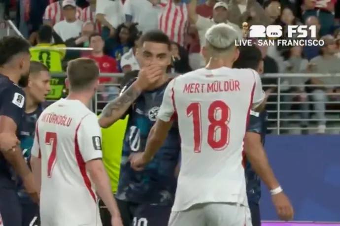 Eltakarta a száját, kiállították – paraguayi játékosra csapott le az új szabály a vb-n