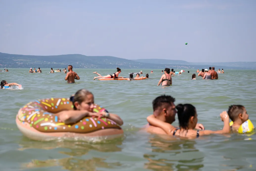 Tömegek araszolnak a Balaton felé az autópályán