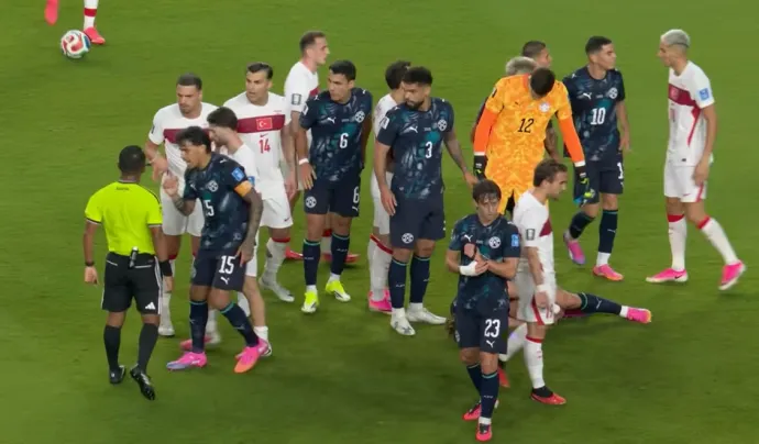 Matías Galarza veszi fel a bíró óráját a Paraguay-Törökország világbajnoki-mérkőzésen – Fotó: M4 Sport