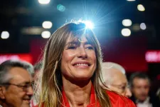 Nem hagyhatja el az országot a spanyol miniszterelnök korrupcióval vádolt felesége