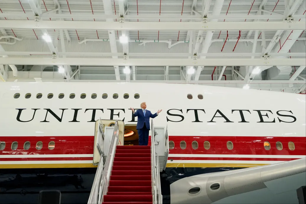 Trump bemutatta az új Air Force One-t: egy Katartól ajándékba kapott gépet
