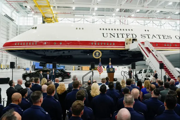 Trump bemutatta az új Air Force One-t: egy Katartól ajándékba kapott gépet