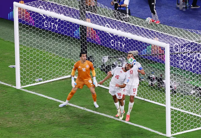 Ueda Ajasze fejese hullik be a tunéziai kapuba – Fotó: Raquel Cunha / Reuters