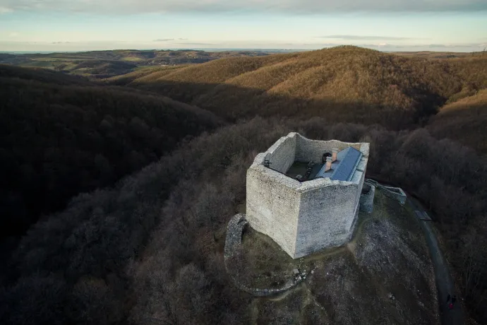 Sörösüvegeket, óvszereket és milliós kárt hagytak maguk után Máré váránál ismeretlen bulizók