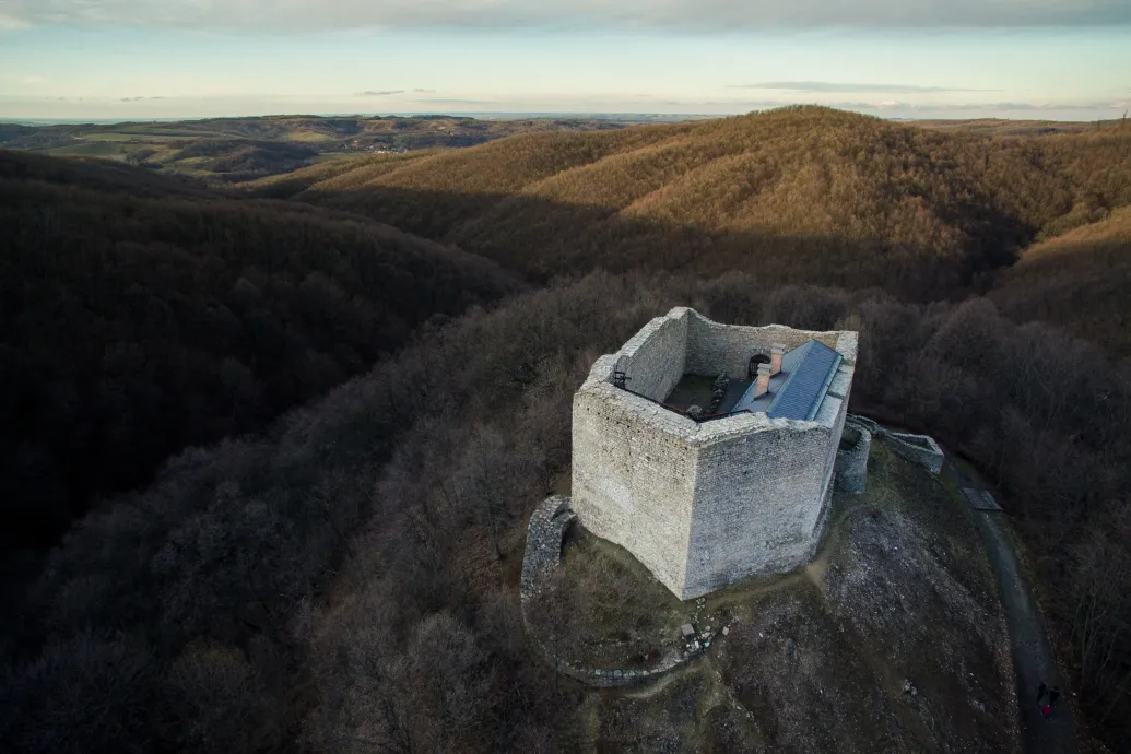 Sörösüvegeket, óvszereket és milliós kárt hagytak maguk után Máré váránál ismeretlen bulizók