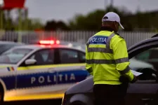 Ittasan vezetett, lejárt műszakival, biztosítása sem volt, végül a rendőrök elől is menekülni próbált egy román sofőr