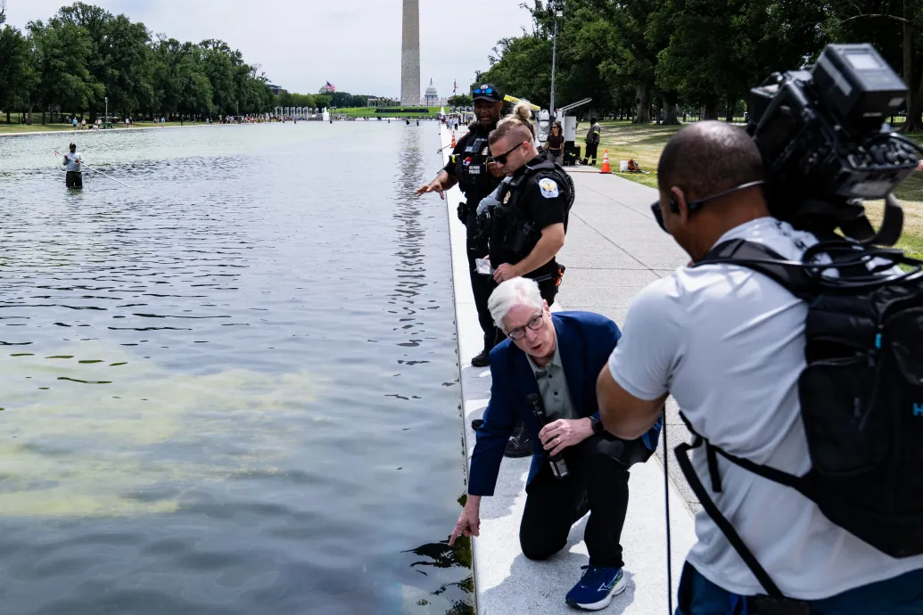 Rongálással vádolnak egy olimpikont, pedig a Lincoln medencére Trump miatt felvitt festék amúgy is foszlik