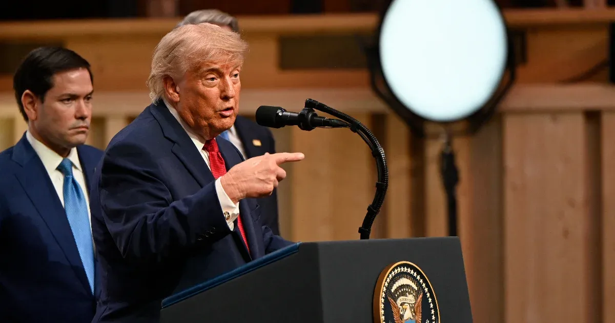 Vissza se juttok a kib... országotokba! – üzente Trump a Hormuzi-szorosról tárgyaló irániaknak