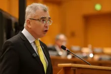 Az AUR szenátora szerint Nicușor Dan egy csodálatos világról szóló gyerekdallal készül a holnapi egyeztetésekre
