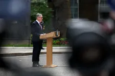 Már több brit politikus is reagált Starmer lemondására, Nigel Farage előrehozott választást követel