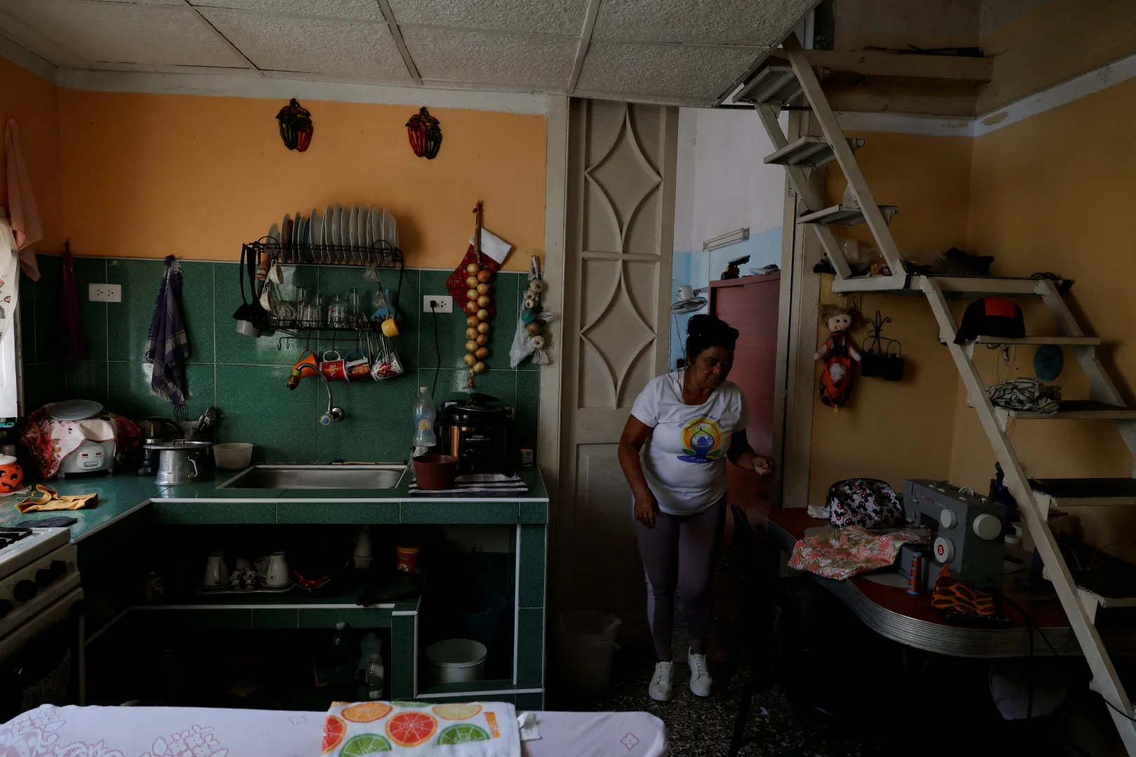 Sonia Belmonte Puebla havannai otthonában 2026. május 6-án. Belmonte az Egyesült Államokban dolgozó lányától havonta kb. 100 dollárt kap – Fotó: Norlys Perez / Reuters