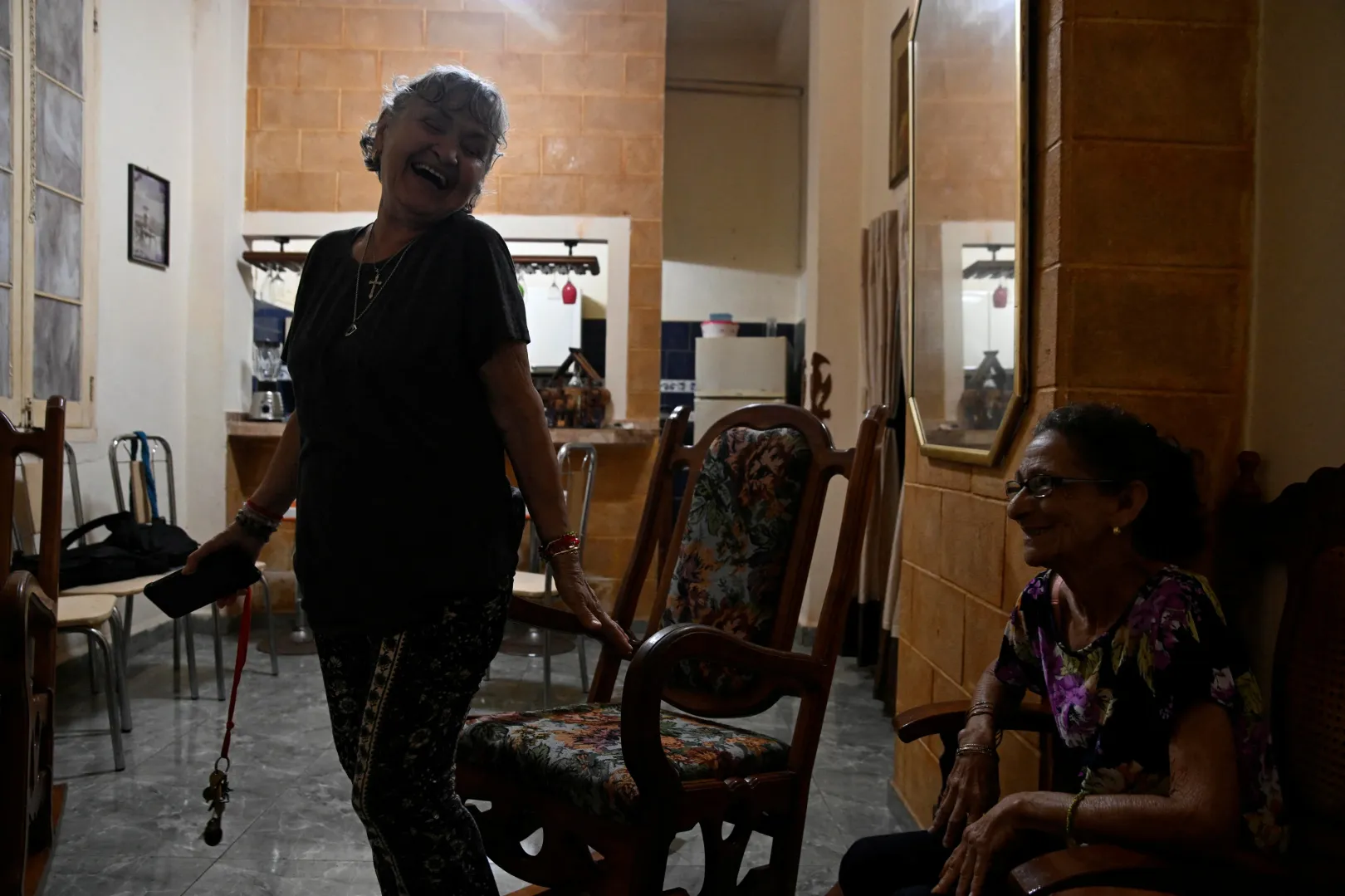 Regla Rodriguez és barátnője Rodriguez lakásában, 2026. március 12-én – Fotó: Norlys Perez / Reuters