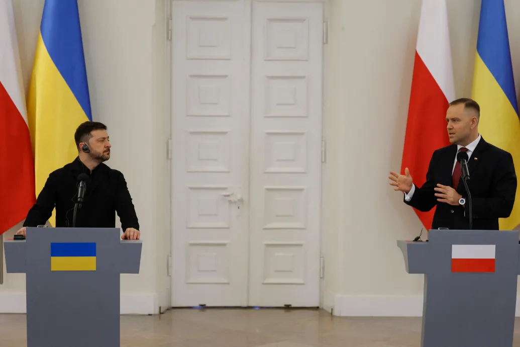 Megpróbálta megmagyarázni a lengyel elnök hivatala, miért vonták vissza Zelenszkij kitüntetését, ha Mussolininál ezt nem tették meg