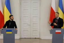 Megpróbálta megmagyarázni a lengyel elnök hivatala, miért vonták vissza Zelenszkij kitüntetését, ha Mussolininál ezt nem tették meg