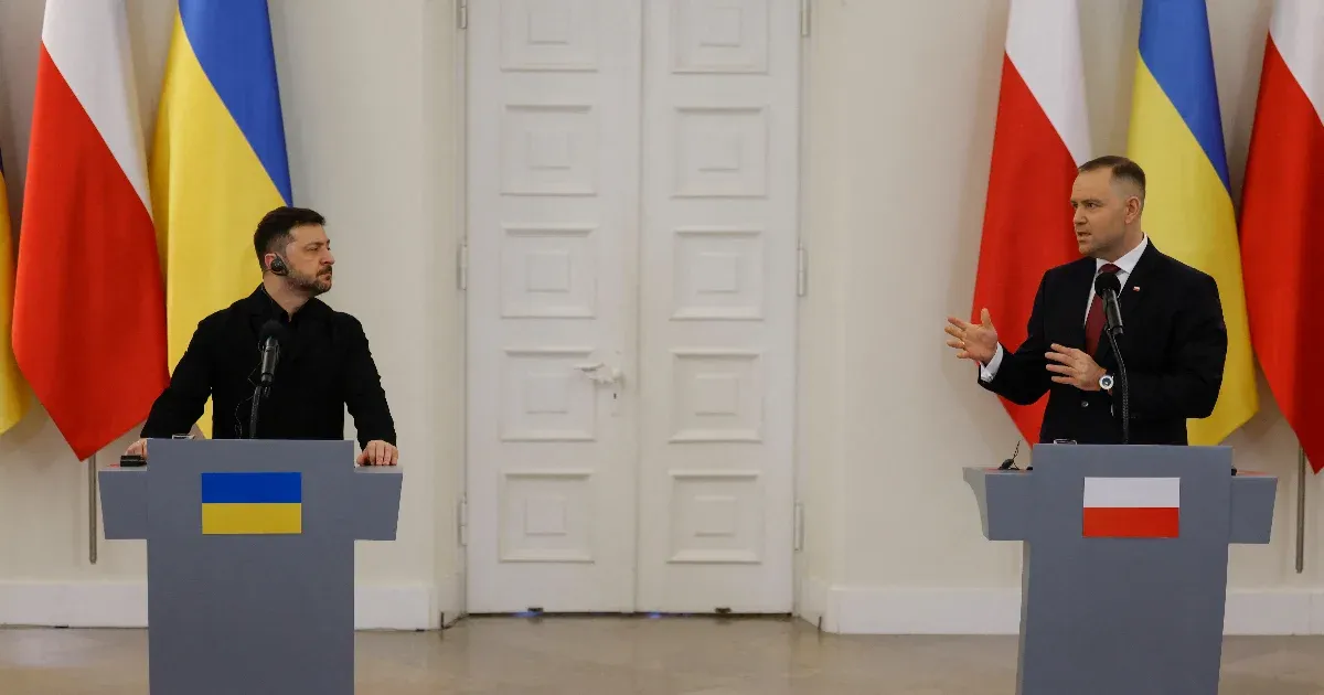 Megpróbálta megmagyarázni a lengyel elnök hivatala, miért vonták vissza Zelenszkij kitüntetését, ha Mussolininál ezt nem tették meg
