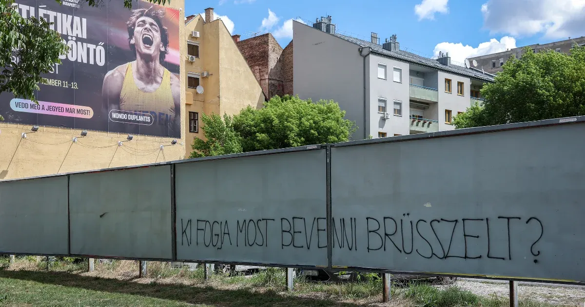 Betiltották a gigaplakátokat és gyűlöletkeltő reklámokat.