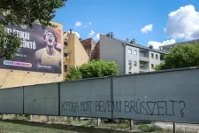 Betiltották a gigaplakátokat, a gyűlöletkeltő reklámokat és a kampányidőszakon kívüli politikai hirdetéseket