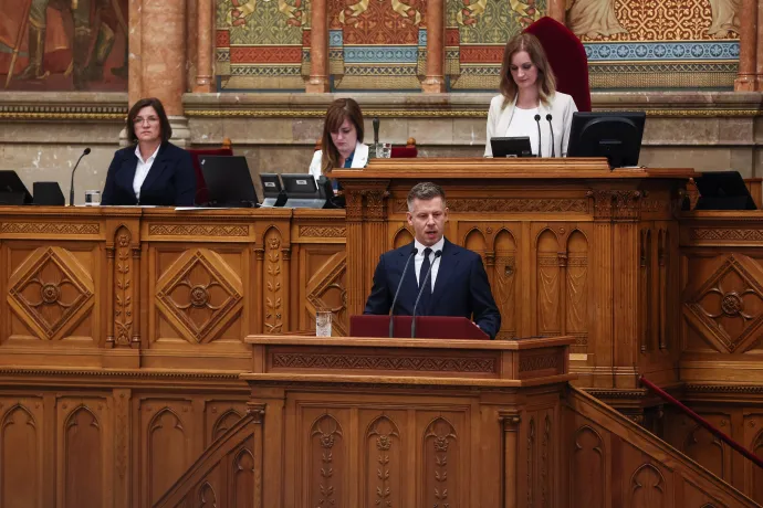 70 éves korlimit az alkotmánybíróknak, 12 éves mandátumlimit a képviselőknek – ezeket jelentette be Magyar Péter a parlamentben