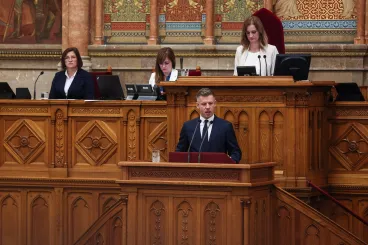 70 éves korlimit az alkotmánybíróknak, 12 éves mandátumlimit a képviselőknek – ezeket jelentette be Magyar Péter a parlamentben