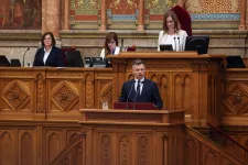 70 éves korlimit az alkotmánybíróknak, 12 éves mandátumlimit a képviselőknek – ezeket jelentette be Magyar Péter a parlamentben