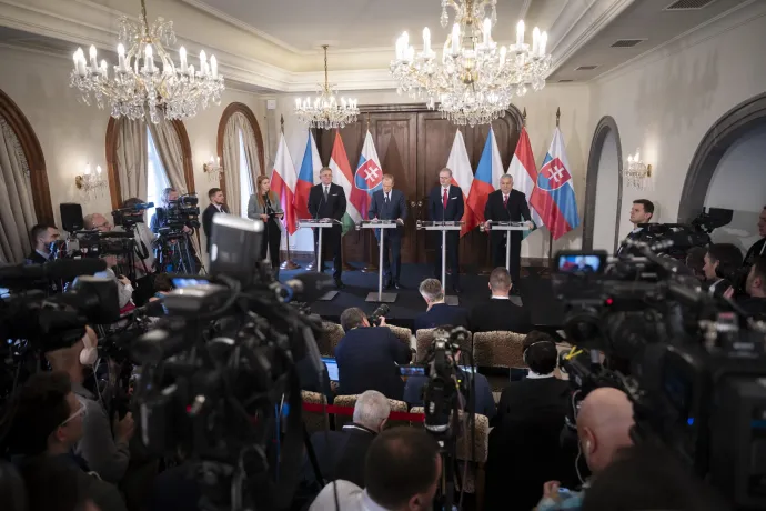 Robert Fico szlovák, Donald Tusk lengyel, Petr Fiala cseh és Orbán Viktor magyar miniszterelnök a visegrádi négyek kormányfőinek prágai csúcstalálkozóján tartott sajtótájékoztatón 2024. február 27-én Prágában – Fotó: Benko Vivien Cher / Miniszterelnöki Sajtóiroda / MTI