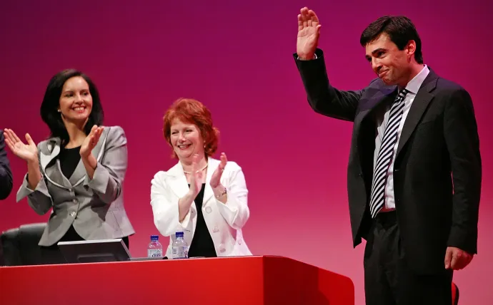 Andy Burnham kultúráért, médiáért és sportért felelős miniszter üdvözli a résztvevőket a Munkáspárt 2008. szeptember 23-án Manchesterben megrendezett kongresszusán – Fotó: Leon Neal / AFP