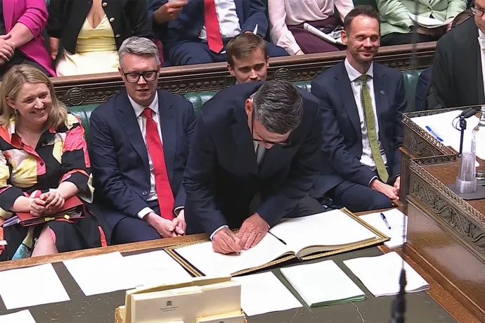 2026. június 22-én a brit parlament felvételén Andy Burnham letette képviselői esküjét – Fotó: PRU / AFP