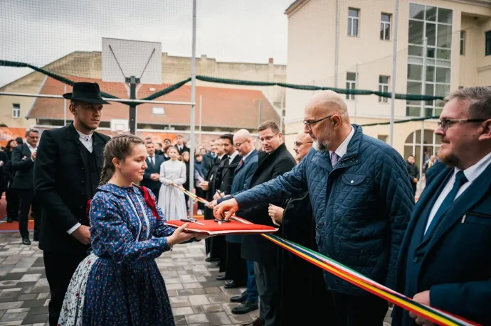 Bárdi Nándor szerint a Fidesz-féle nemzetpolitika után a stadionok és kastélyok helyett az emberekbe kellene fektetni