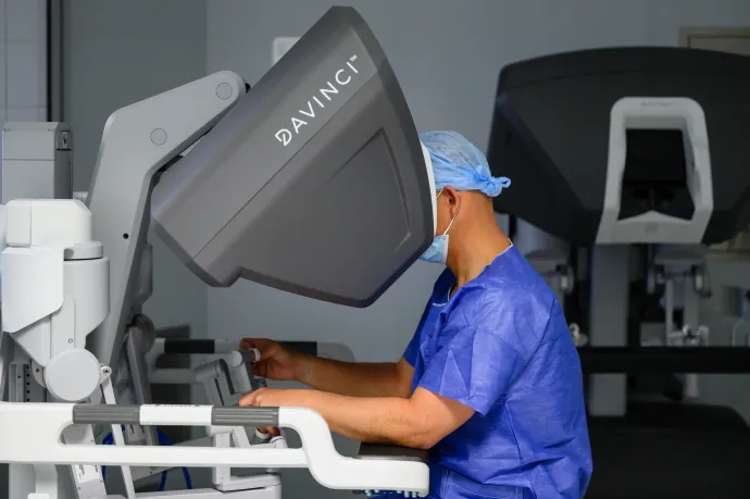 Egy orvos az RRF 3,8 milliárd forintos keretének részeként beszerzett első robotsebészeti eszközzel dolgozik a Pécsi Tudományegyetem Janus Pannonius Klinikai Tömbjében 2022. november 15-én – Fotó: Vasvári Tamás / MTI