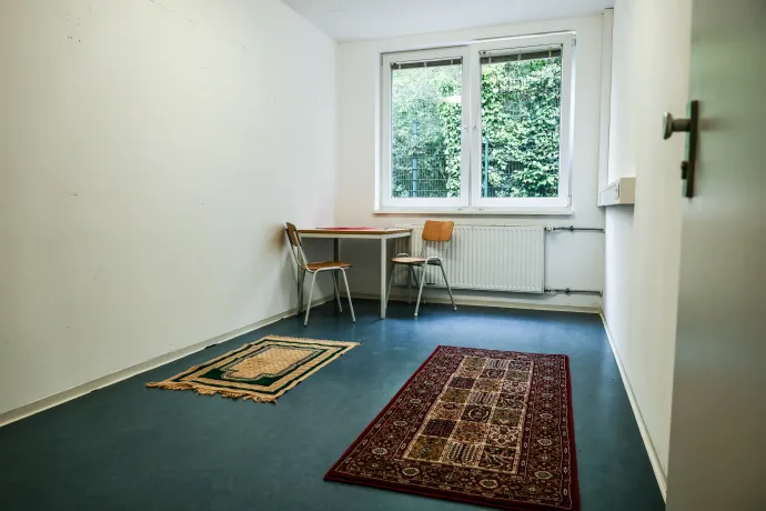 A Központi Menekültbefogadó Központ egyik szobája a Berlin–Brandenburg nemzetközi repülőtéren, a német főváros melletti Schönefeldben, 2026. június 12-én – Fotó: Filip Singer / EPA / MTI