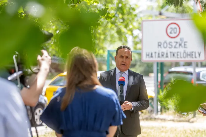 Takács Árpád fideszes országgyűlési képviselő az aznap életbe lépő menekültügyi csomag ügyében tartott sajtótájékoztatója a röszkei közúti határátkelőhelynél, 2026. június 12-én – Fotó: Rosta Tibor / MTI