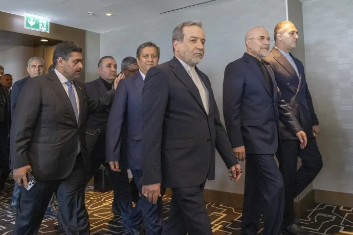 Abbász Aragcsi iráni külügyminiszter és Mohammad Báger Gálibáf főtárgyaló az iráni küldöttség tagjaival a közvetítő Pakisztán és Katar részvételével tartott iráni–amerikai béketárgyalások idején az obbürgeni Bürgenstock Resort luxus szállodakomplexumban 2026. június 21-én – Fotó: Urs Flüeler / Keystone / EPA / MTI