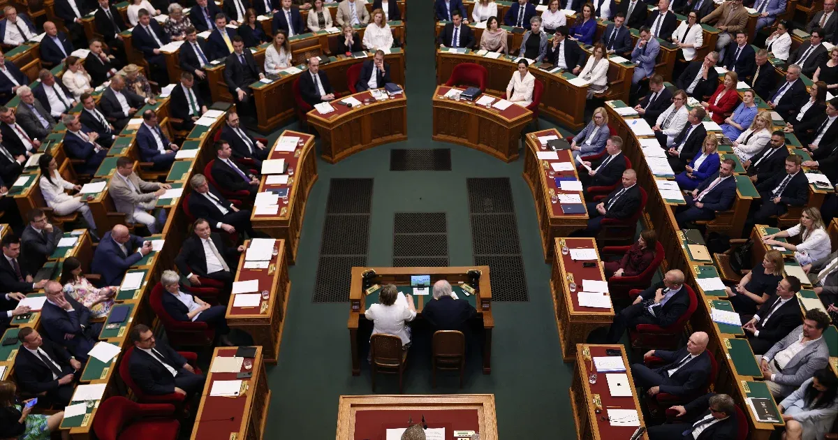 Közép-Európa jövőjéről beszél Magyar Péter a parlamentben