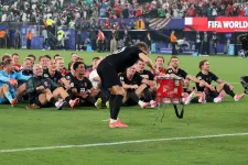 Haalandék a közönséggel együtt viking evezéssel ünnepelték a továbbjutást