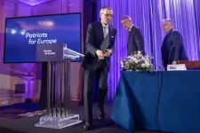 Politico: Százmillió forintnyi pénzt költött el szabálytalanul fél év alatt a részben fideszes alapítású EP-frakció