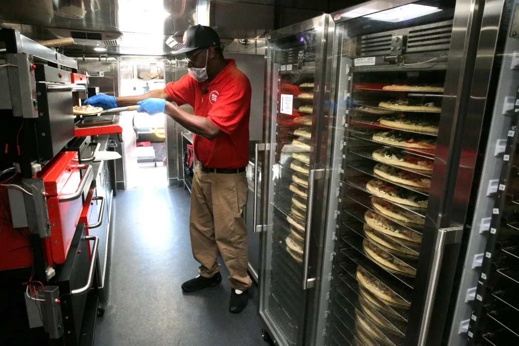 Egy vállalkozó futárautóban sütötte a pizzát, hogy az házhoz szállítva is rögtön a sütőből kerüljön az asztalra