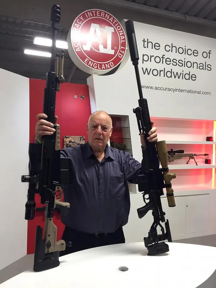 Dave Walls az Accuracy International standján, a 2015-ös British Shooting Show-n – Fotó: Accuracy International USA
