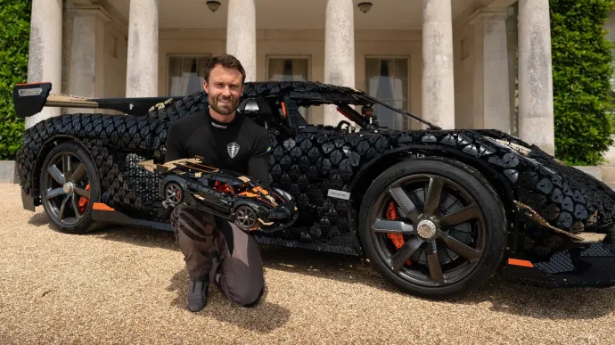 Markus Lundh, a Koenigsegg tesztpilótája, háta mögött a vezethető, kezében a polcra tehető Lego Sadair's Spear modellel. – Forrás: Lego