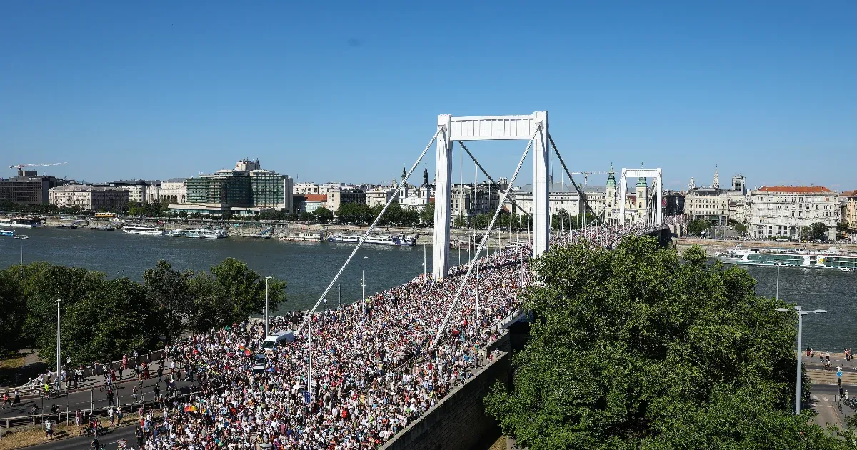Elfogták a rendőrök a férfit, aki az Erzsébet hídról a Dunába dobálta a Pride-zászlókat