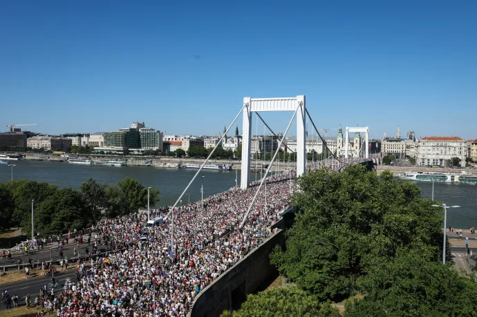 Elfogták a rendőrök a férfit, aki az Erzsébet hídról a Dunába dobálta a Pride-zászlókat