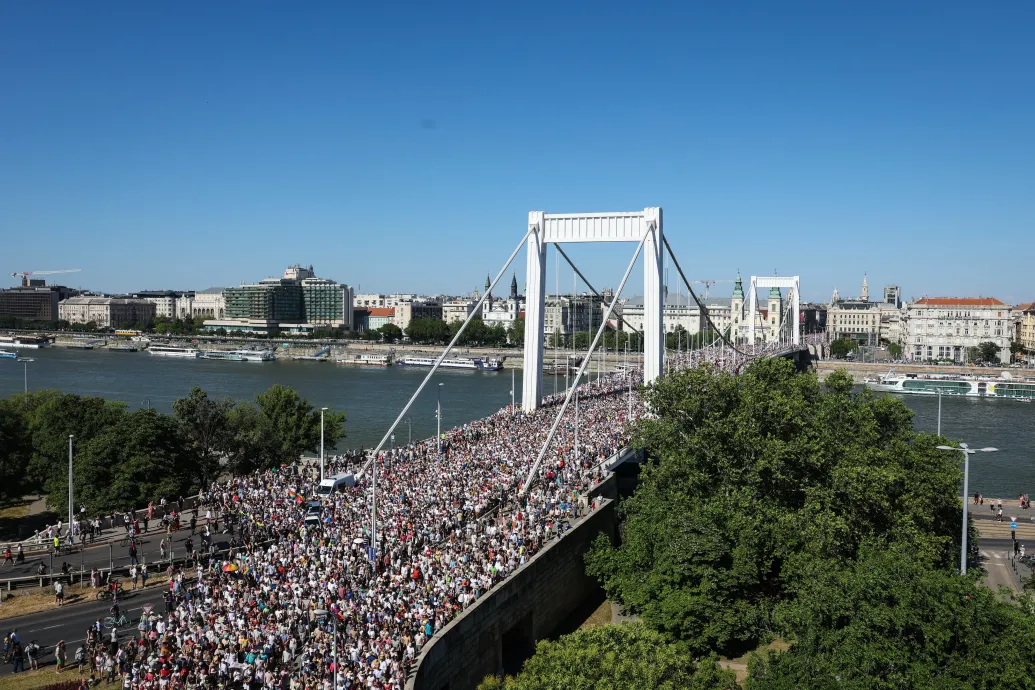 Elfogták a rendőrök a férfit, aki az Erzsébet hídról a Dunába dobálta a Pride-zászlókat