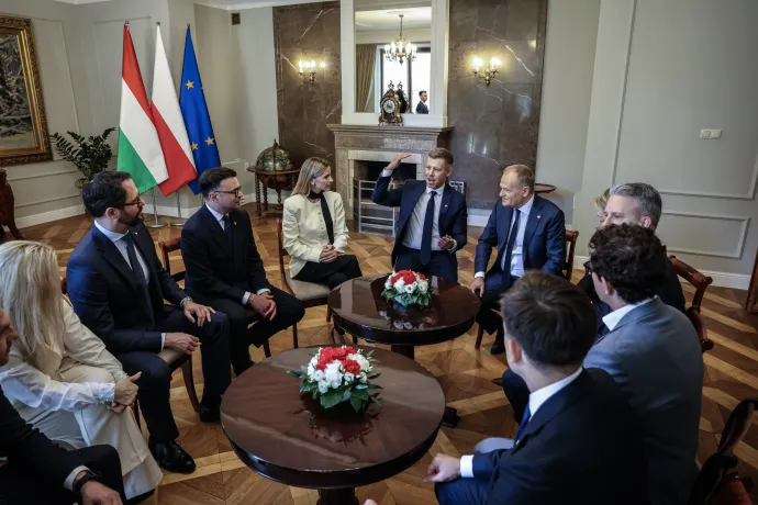 Magyar Péter a lengyel miniszterelnökkel és a stábjával beszélget 2026. május 20-án – Fotó: Huszti István / Telex