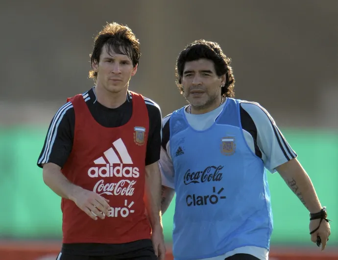 Messi és Maradona, az argentin labdarúgó-válogatott akkori szövetségi kapitánya, 2009. március 24-én, a válogatott edzésén, ahol a Venezuela elleni vb-selejtezőre készültek – Fotó: Juan Mabromata / AFP