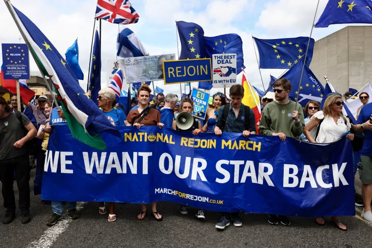 A britek tíz éve nem találják a helyüket, már inkább visszacsinálnák a brexitet