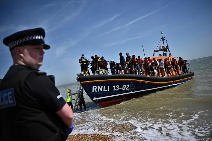 Mentőhajó köt ki a délkelet-angliai Dungenessben, fedélzetén a La Manche csatornán átkeléssel próbálkozó menekültekkel – Fotó: Ben Stansall / AFP